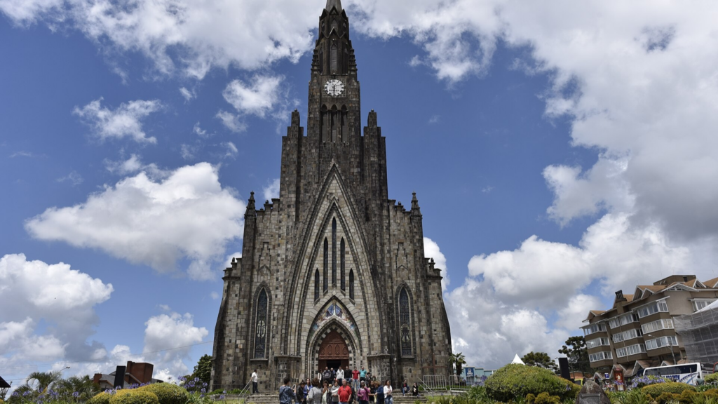 Além de sua natureza, Canela conta com sua famosa Catedral de Pedra - Por Rosanetur / Wikimedia Commons