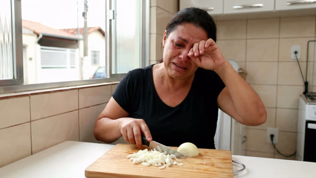 A química por trás da cebola que te faz chorar e o jeito mais fácil de reduzir lágrimas ainda hoje