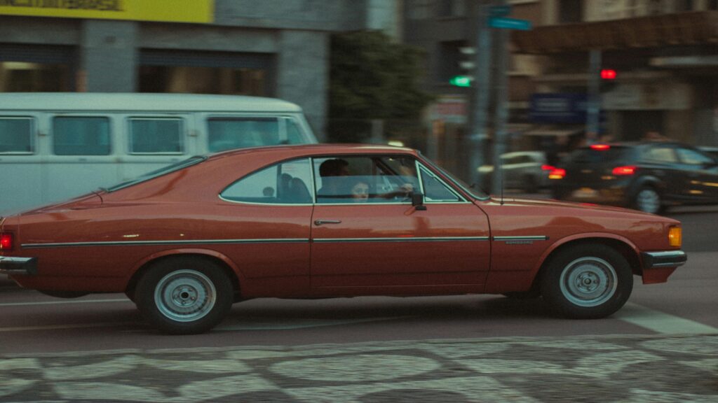 Chevrolet Opala vermelho parado em semáforo