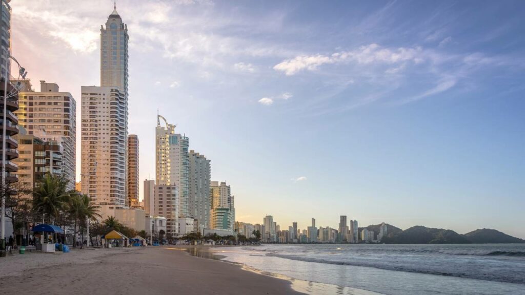 Dono da Havan compra única mansa da cidade a beira mar por R$ 140 milhões