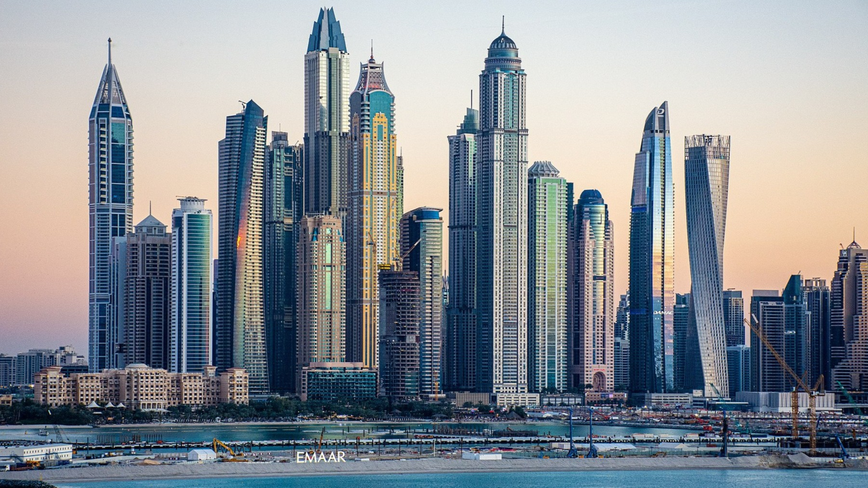 Dubai é a cidade que constrói arranha-céus sobre areia e virou símbolo de riqueza energética