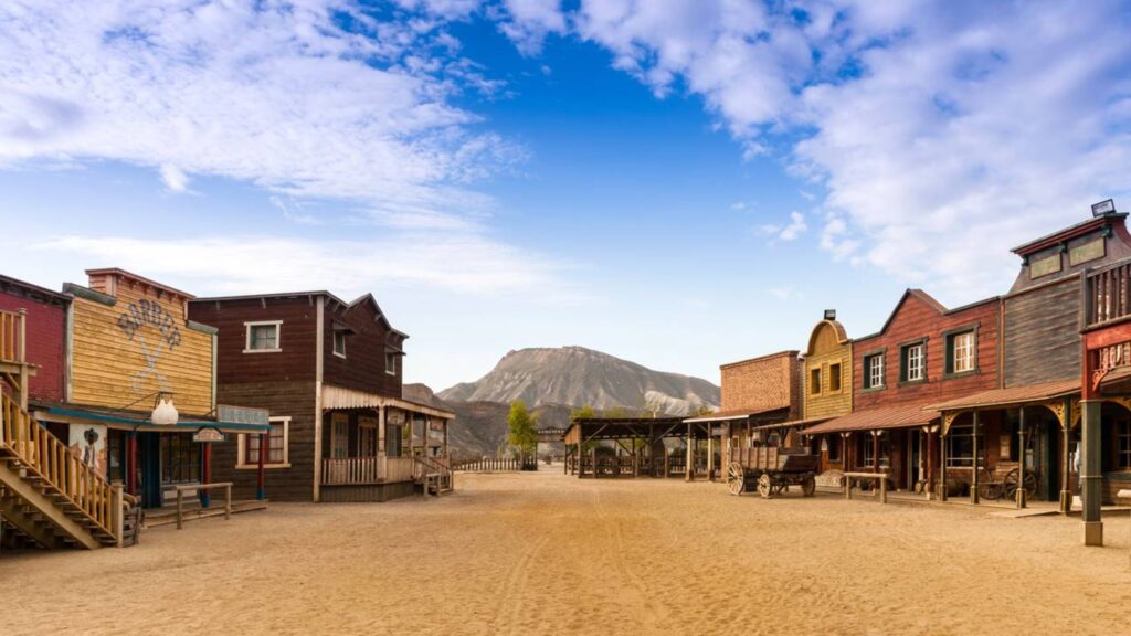 Esse cowboy construiu uma cabana de madeira western no meio do deserto sem ferramentas modernas