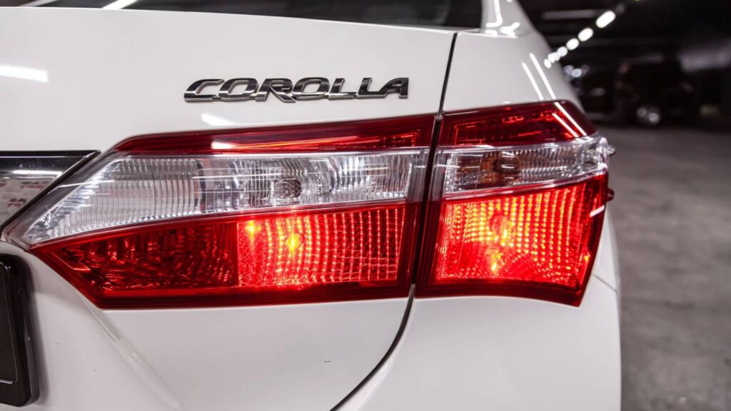Farol traseiro de um Toyota Corolla branco