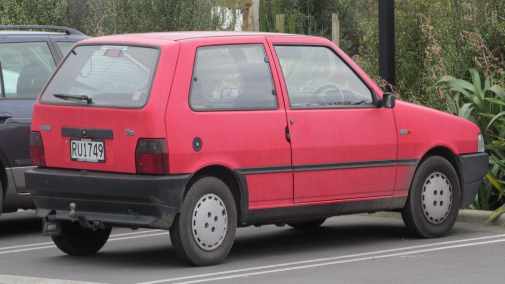 Fiat Uno vermelho parado em estacionamento