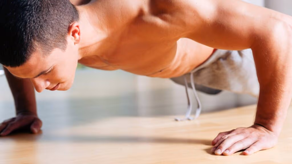 Flexão todos os dias vale a pena? O que muda no corpo de quem faz 30 repetições diárias por 60 dias