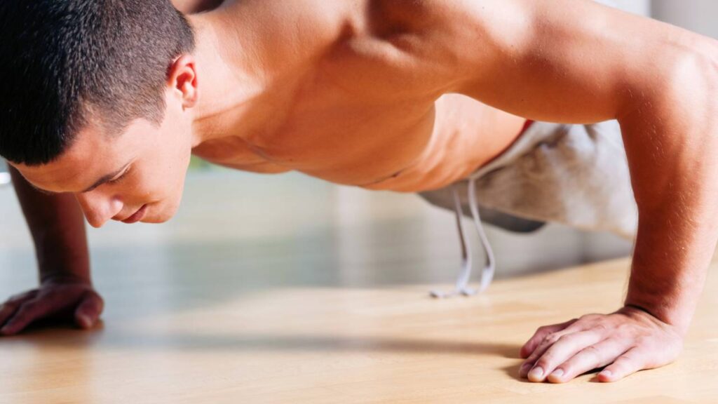 Flexão todos os dias vale a pena? O que muda no corpo de quem faz 30 repetições diárias por 60 dias