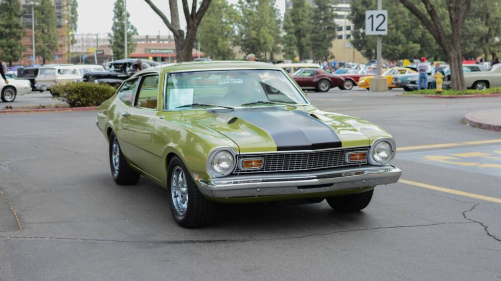 Ford Maverick verde em estacionamento