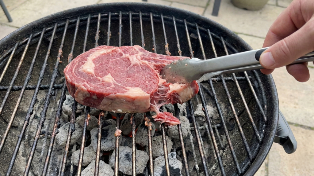 Excesso de sujeira na grelha e temperatura baixa fazem a carne grudar facilmente