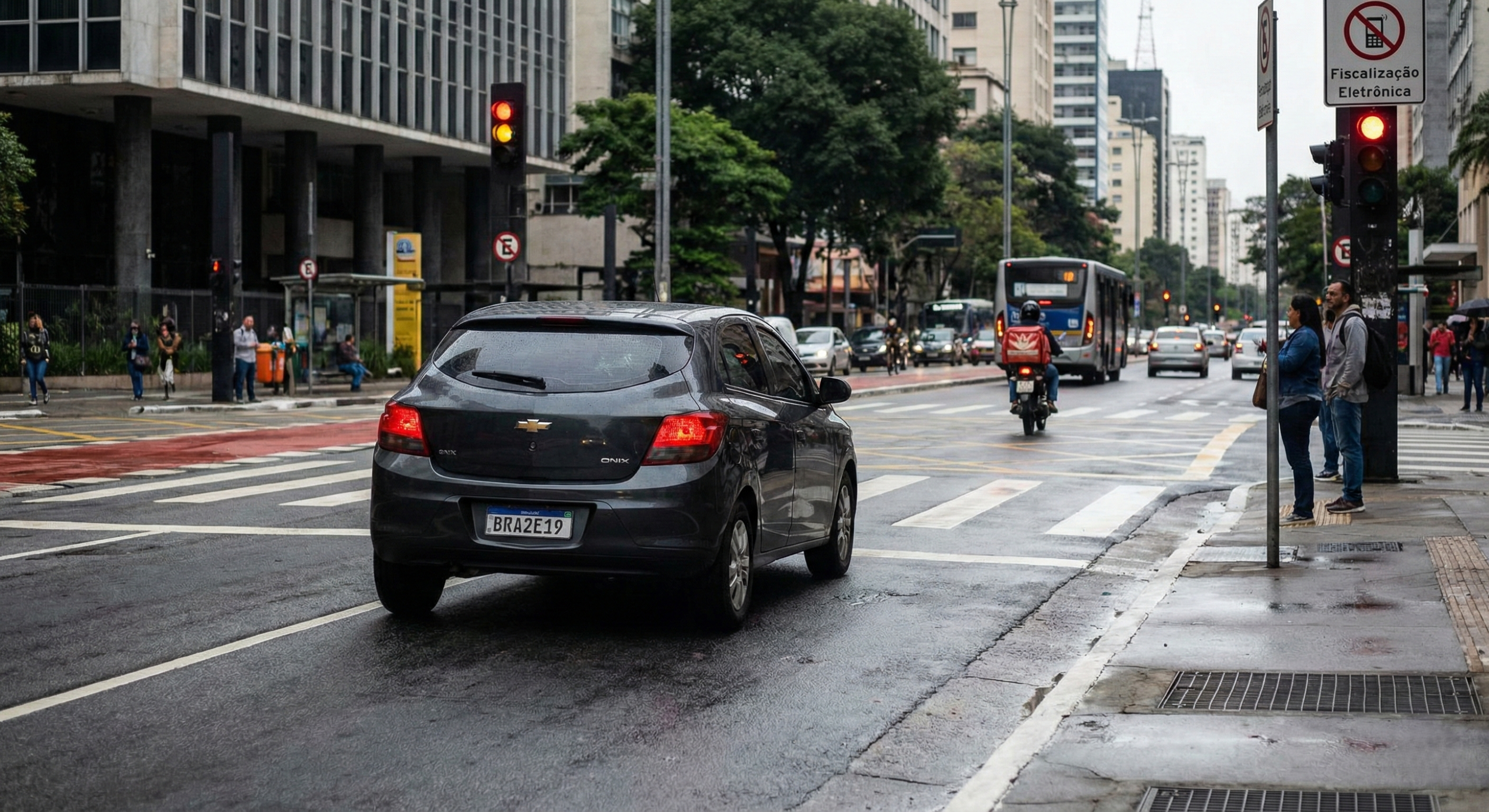 Motoristas que avançam o sinal “no amarelo” precisam conhecer o art. 208 do CTB