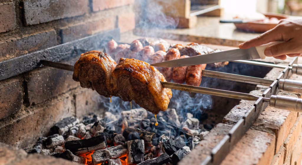 Dá para fazer um churrasco bom gastando menos com cortes certos e truques que aliviam o bolso
