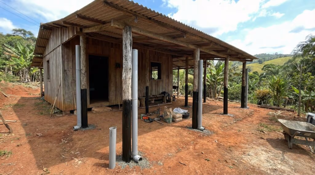 Preencher PVC com concreto: o truque que deixa o telhado mais firme e reduz os gastos na obra