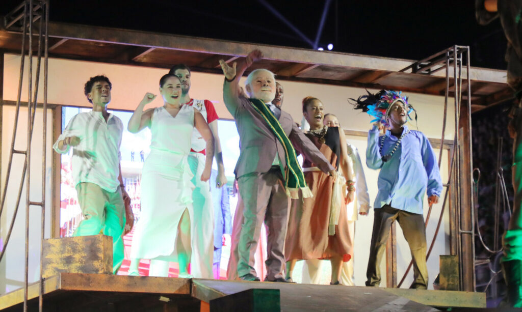 Oposição reage a desfile pró-Lula na Sapucaí