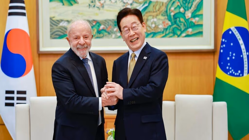 Qual foi a justificativa de Lula para fazer turismo na Ásia?