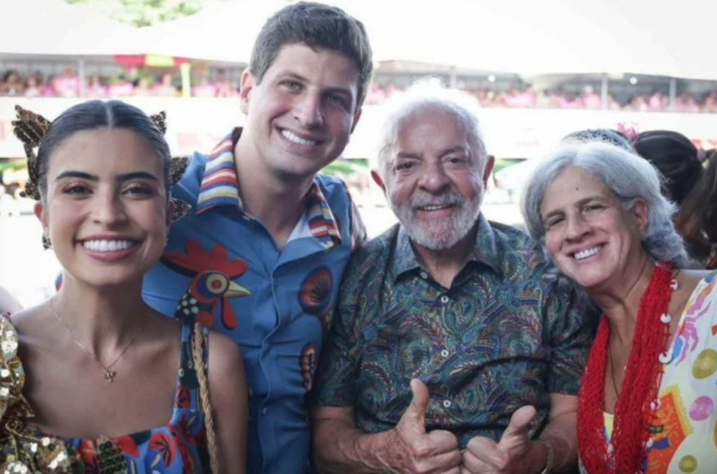 Lula acompanha desfile do Galo da Madrugada no Recife