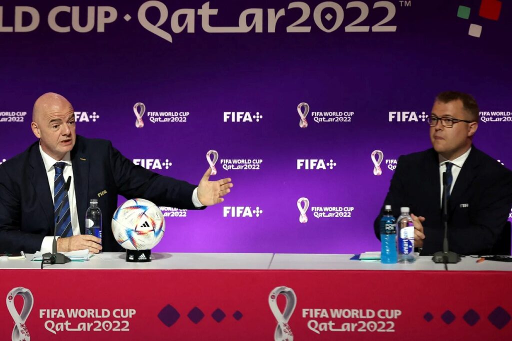 Diretor gay da Fifa propõe diálogo com nações anti-LGBT