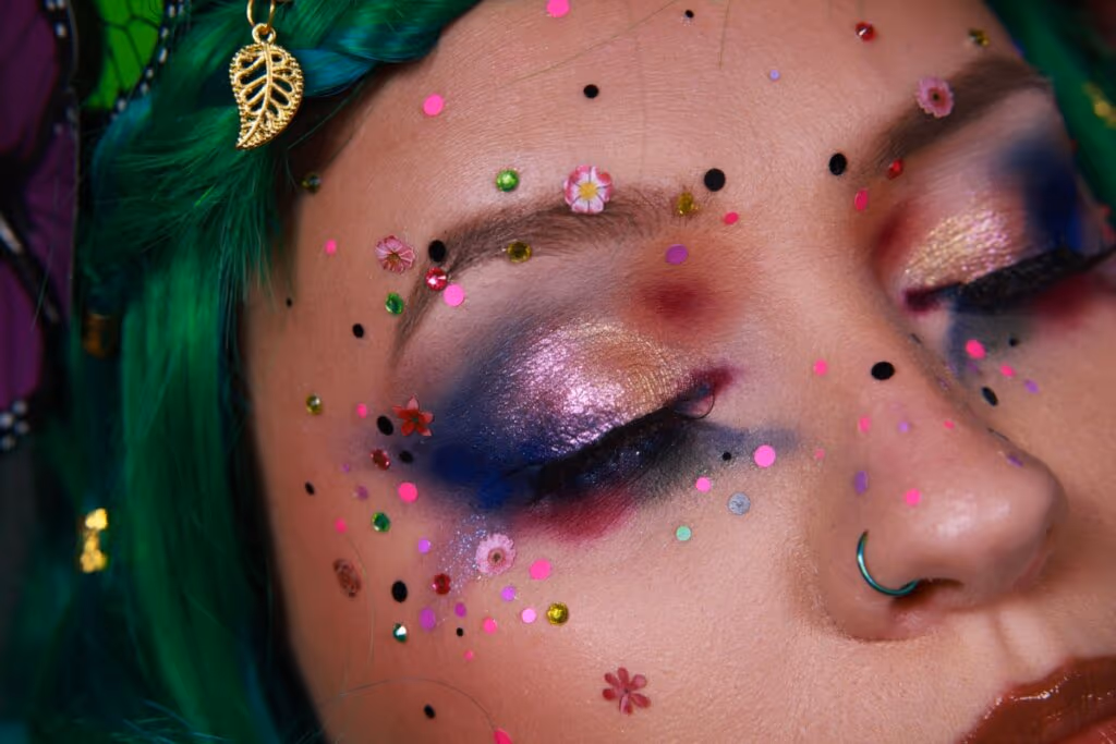Veja como reproduzir as maquiagens da Zara Larsson para o Carnaval