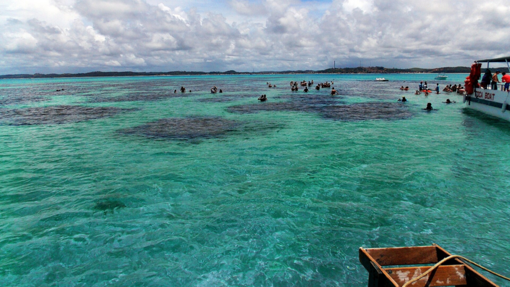 Com águas cristalinas, Maragogi chama a atenção de pessoas de todo o mundo - Por Beto Quissak / Wikimedia Commons
