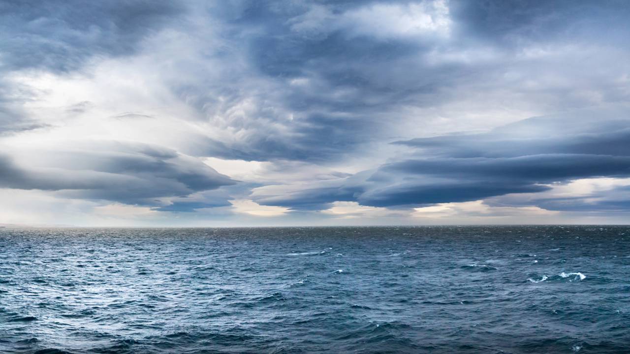 Menino de 13 anos nada 4km e salva mãe, irmão e a irmã após serem arrastados para o mar