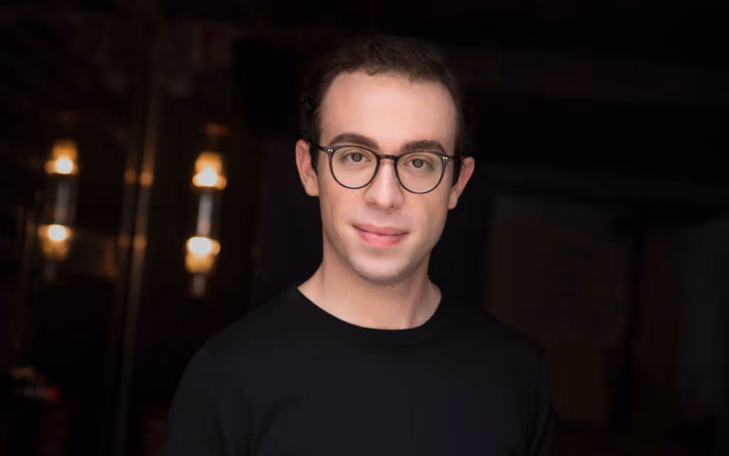 Pianista usa capacete para mapear atividade cerebral enquanto toca