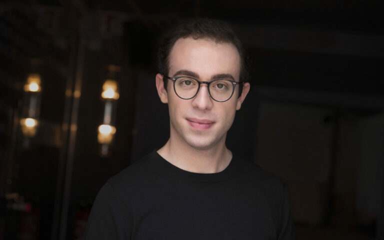 Pianista usa capacete para mapear atividade cerebral enquanto toca