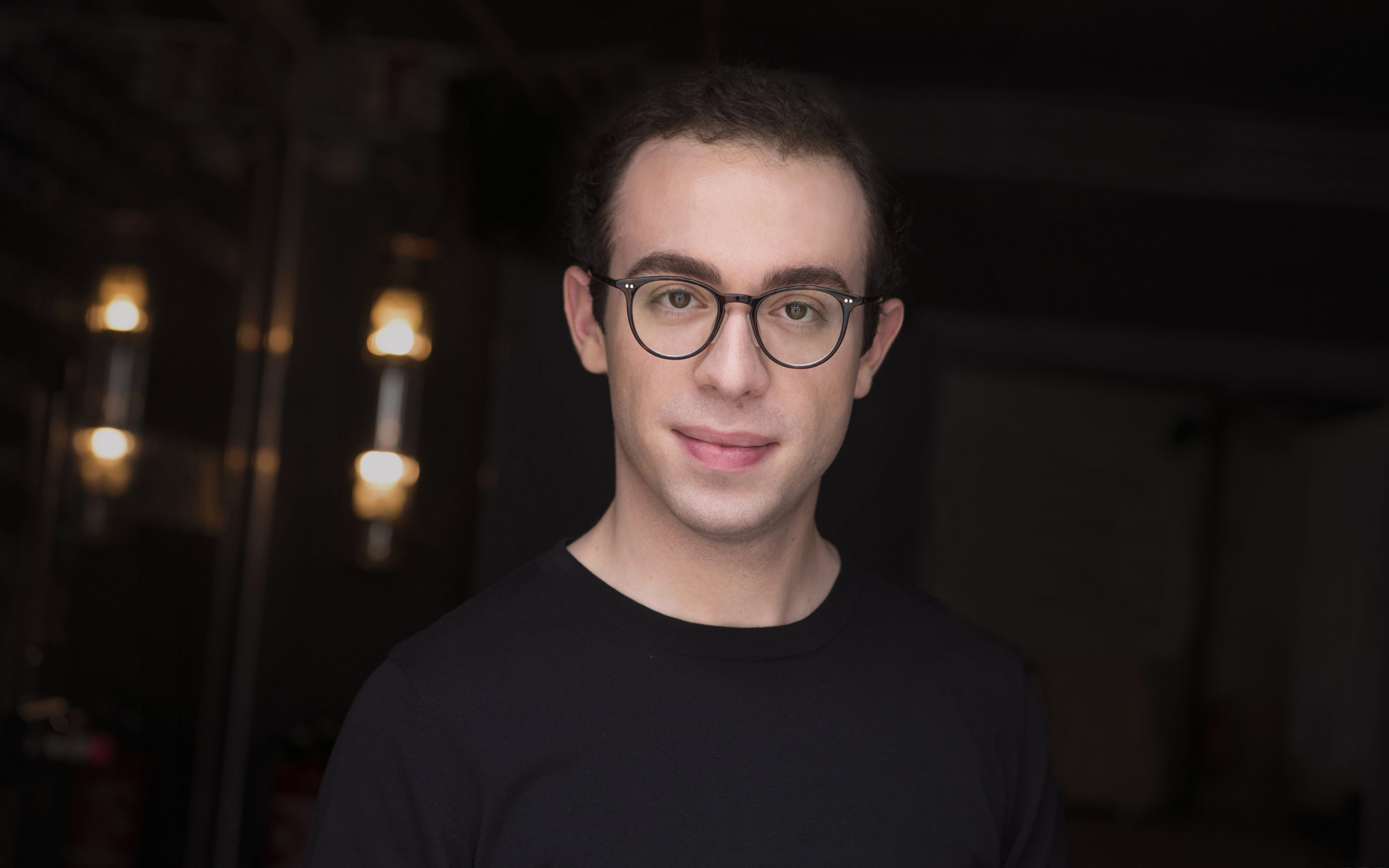 Pianista usa capacete para mapear atividade cerebral enquanto toca