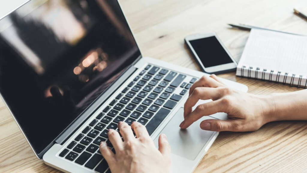 Como escolher o notebook ideal para a rotina comum sem cair no erro de pagar por potência que você não usa