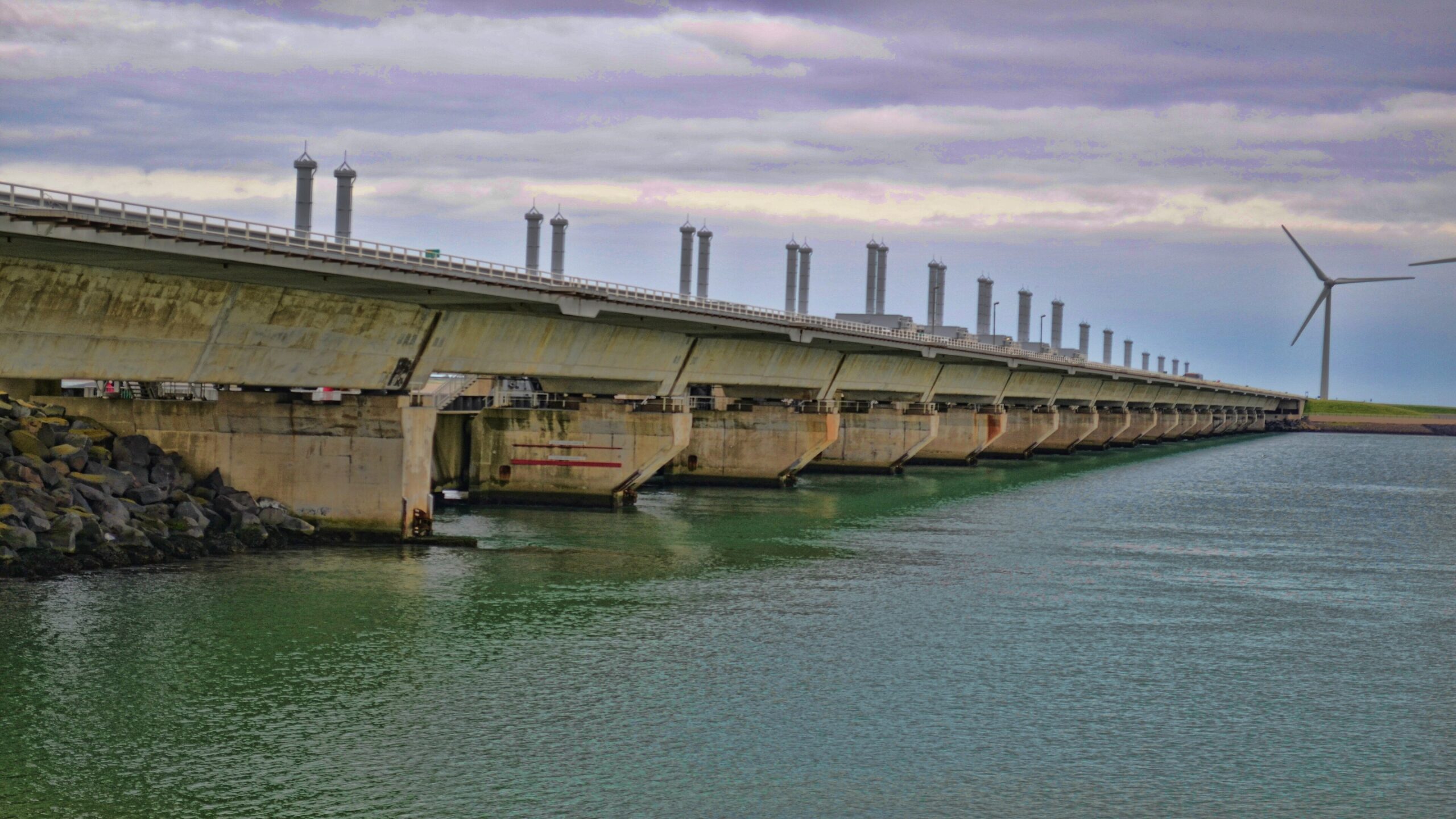 Holanda desacelera o oceano com construção de barreira marítima 700 vezes mais pesada que a Torre Eiffel