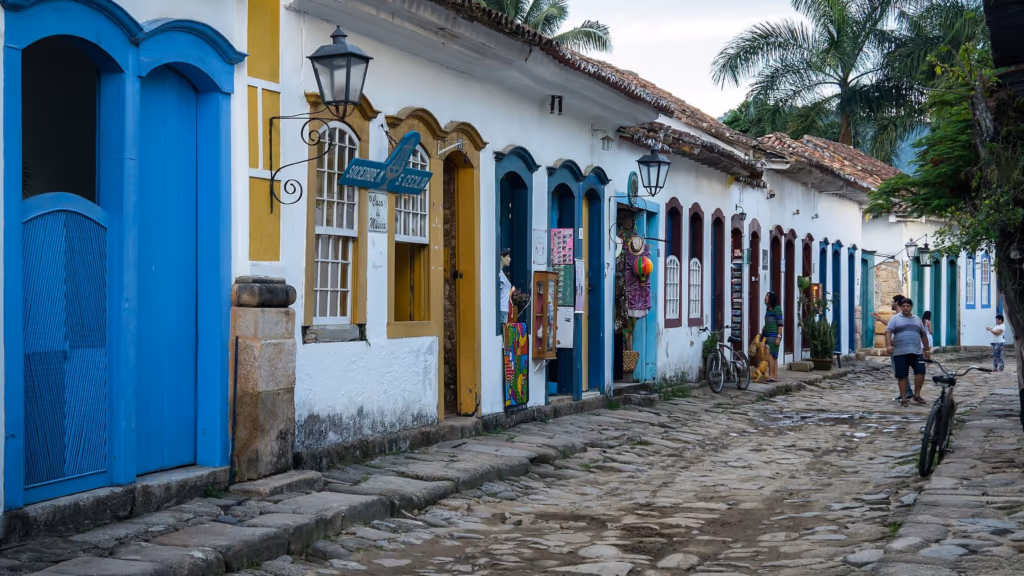 O centro histórico onde o chão é de pedra, a maré entra na rua e tudo fica mais bonito