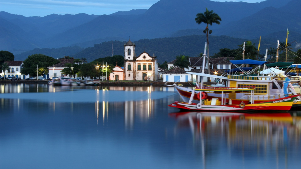 Com suas ruas pé-de-moleque e suas cores únicas, Paraty encanta quem conhece - Por Vani Ribeiro / Wikimedia Commons