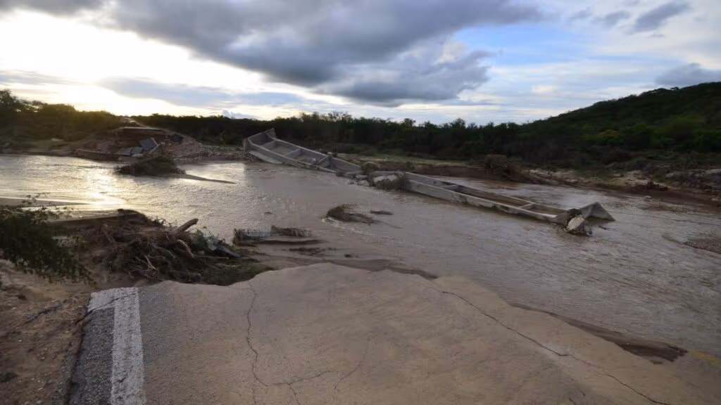Parte de autoestrada desaba após rompimento de rio