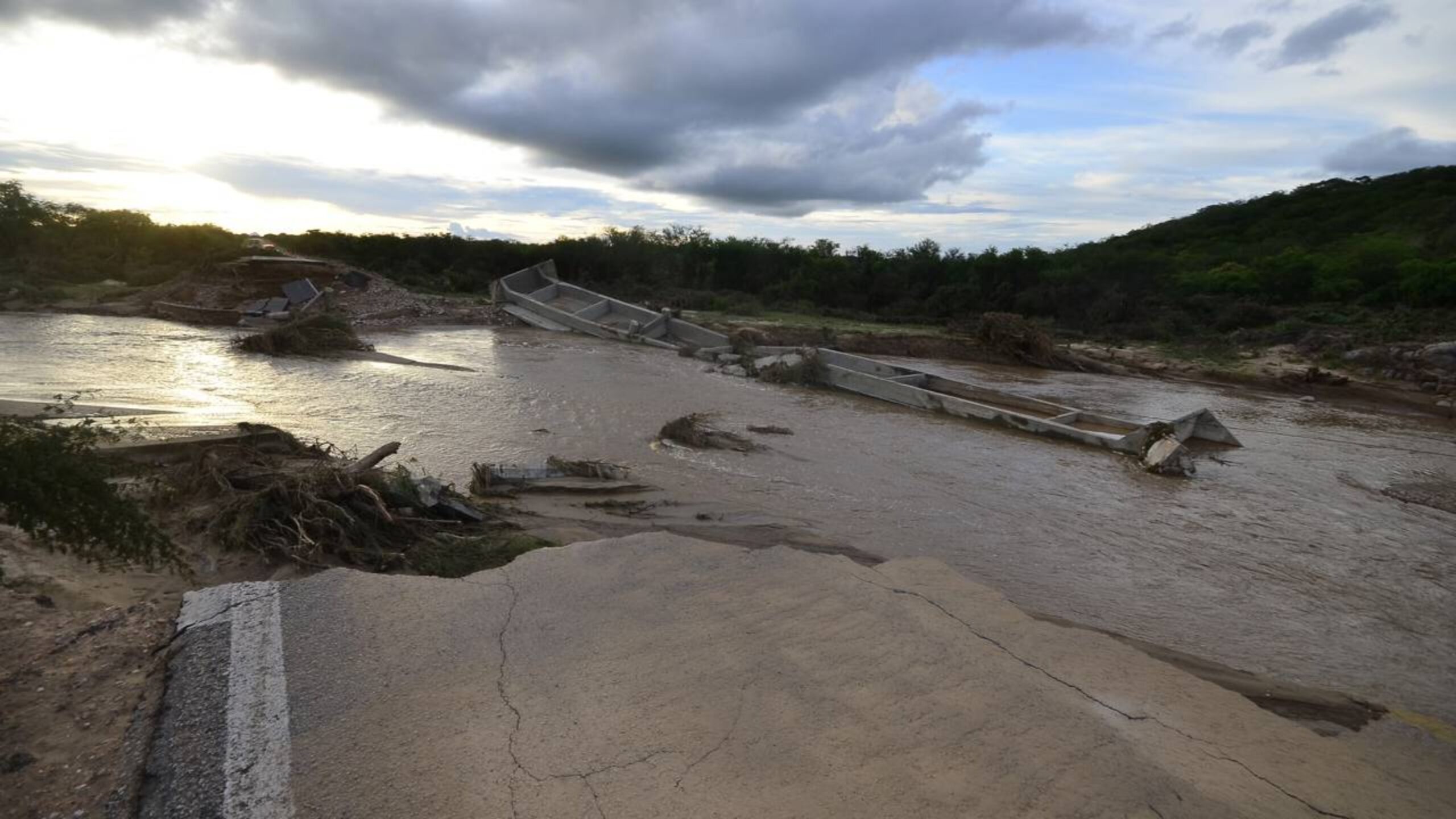 Parte de autoestrada desaba após rompimento de rio
