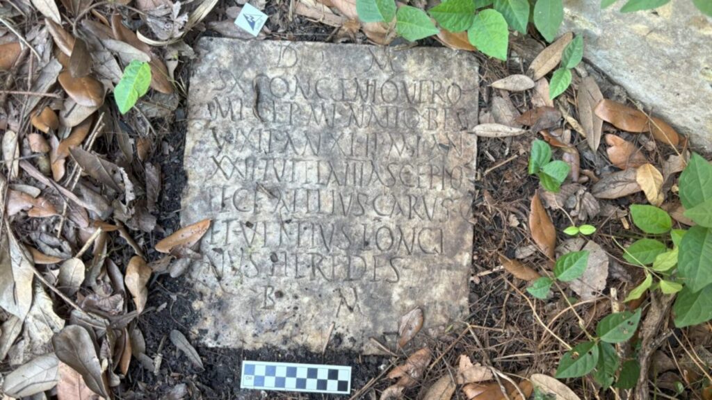 Pedra misteriosa no quintal dos EUA revela tesouro arqueológico de 2 mil anos
