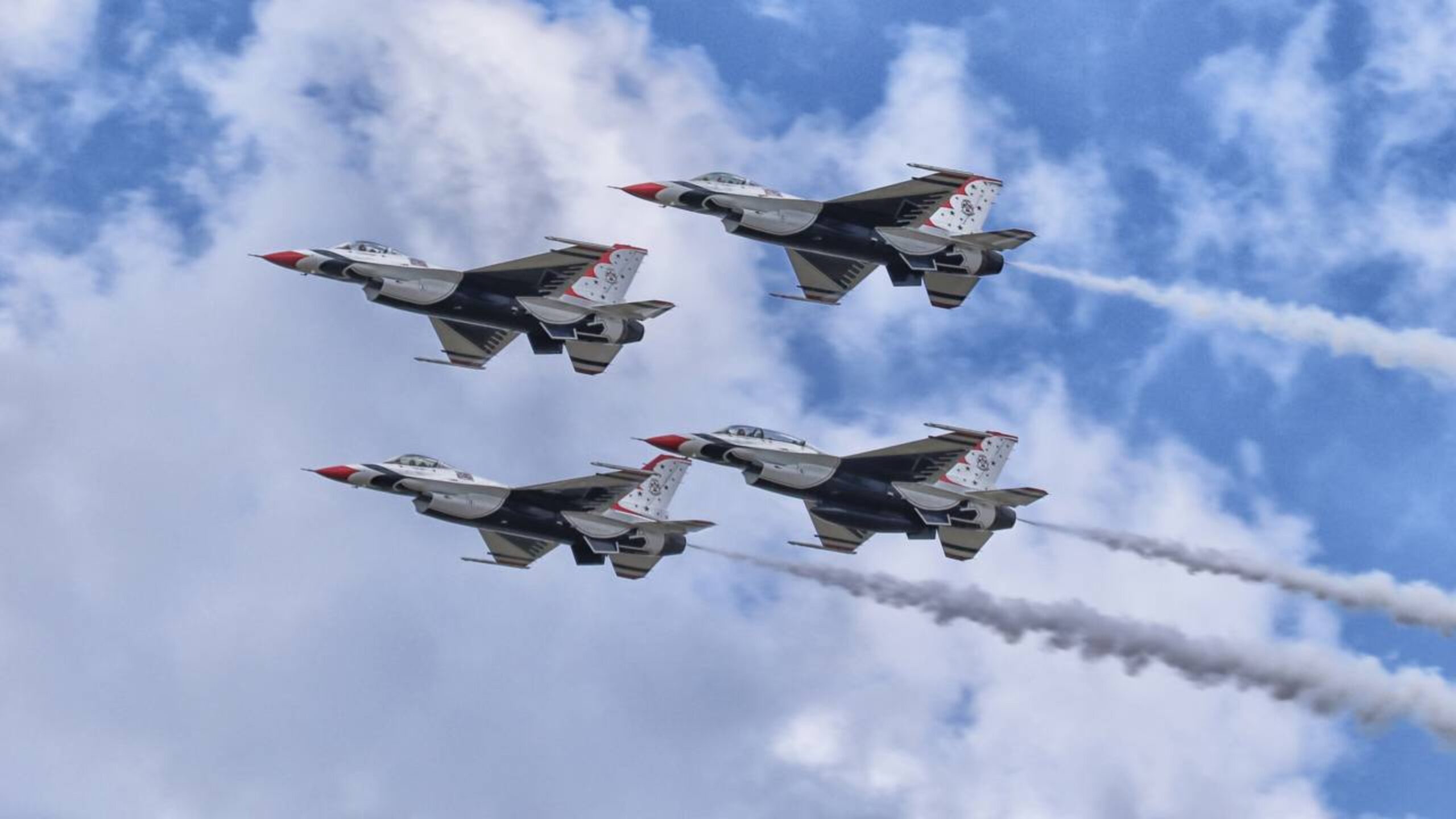 Pensávamos que tudo havia passado com os novos caças, mas o F-16 está no ar há 50 anos e continua vendendo como água