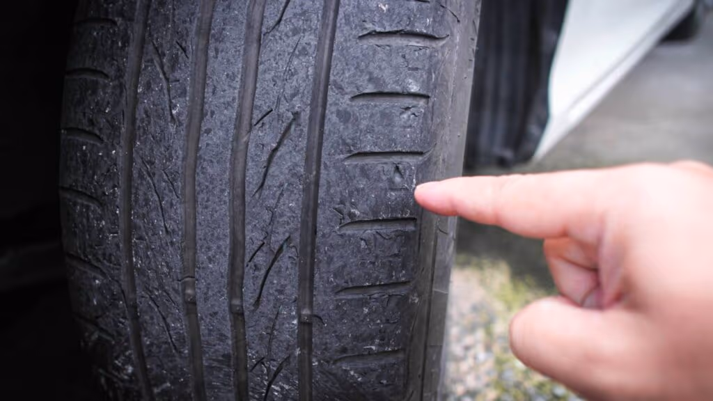 Pneu careca leva o carro para o pátio? O que a lei de 2026 diz