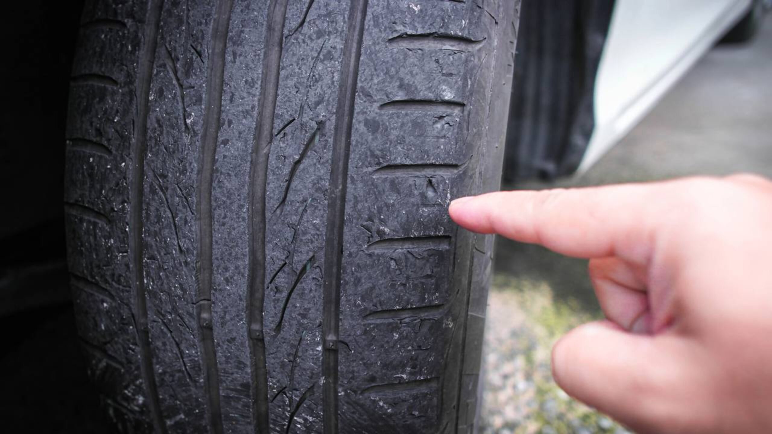 Pneu careca leva o carro para o pátio? O que a lei de 2026 diz