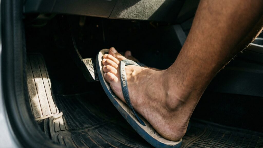 Pode dirigir descalço ou de chinelo? Veja o que diz o Código de Trânsito em 2026