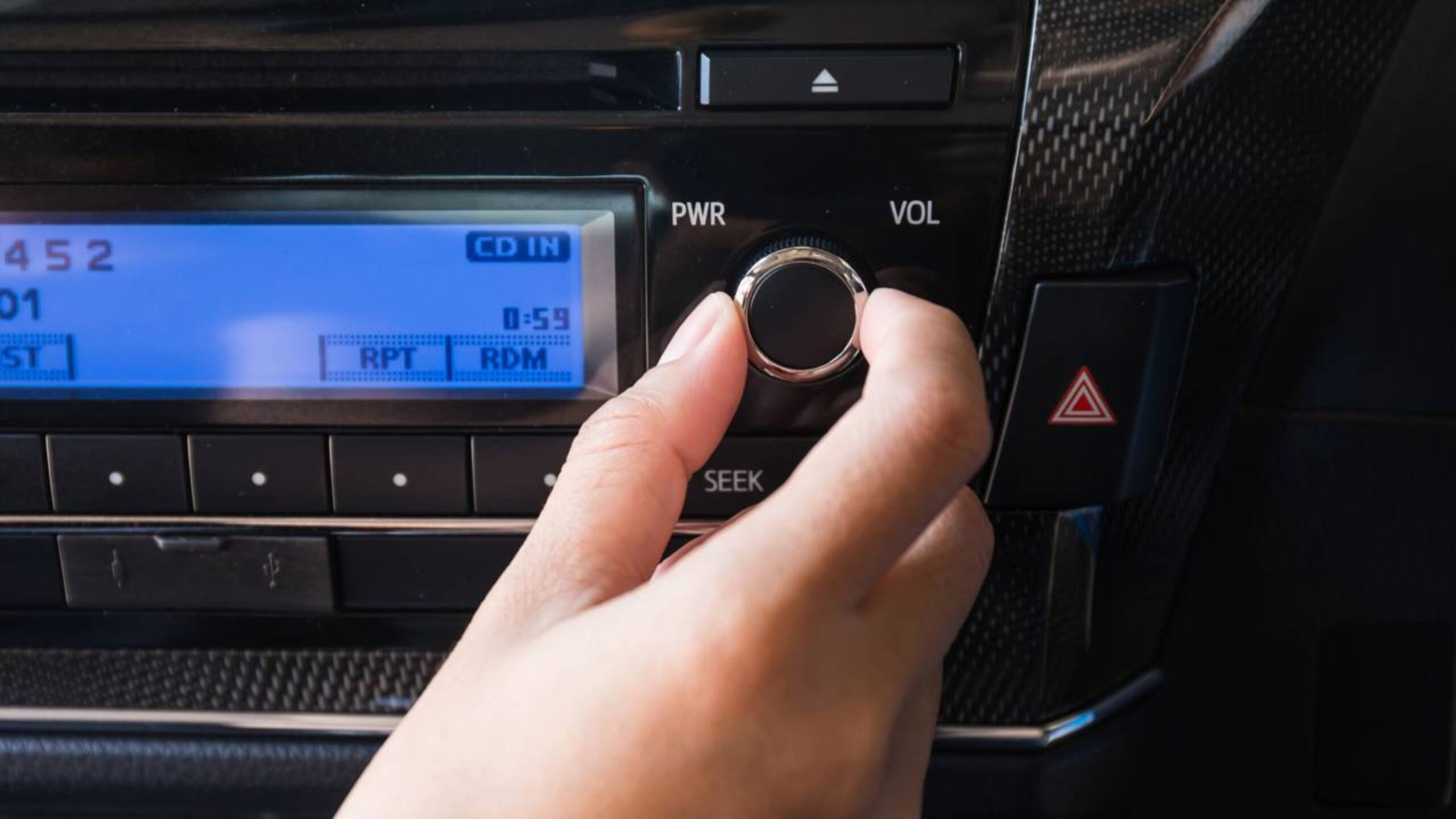 Multas por som alto dentro do carro parado existem mesmo?