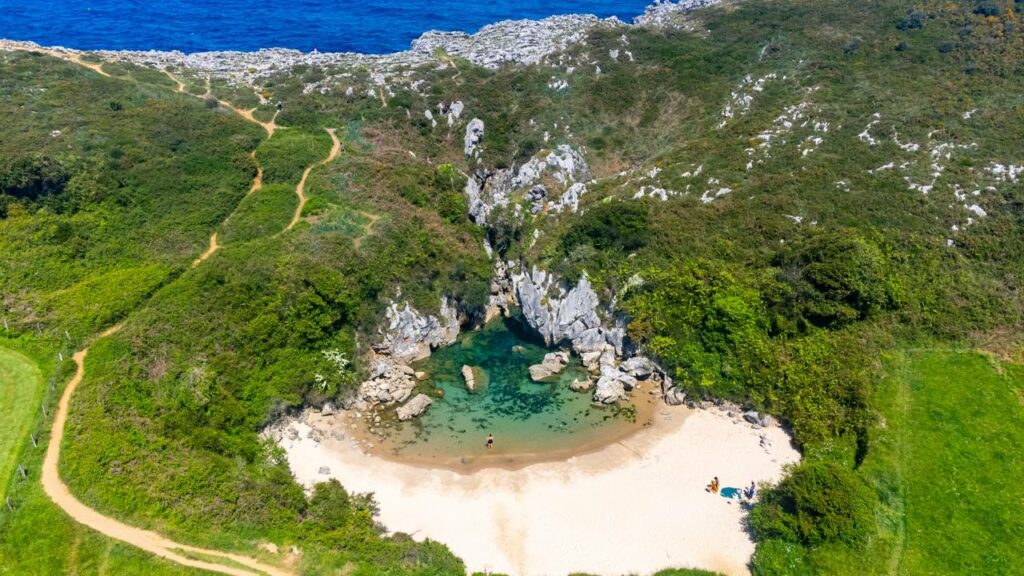 As praias mais únicas do mundo que desafiam padrões e surpreendem até viajantes experientes