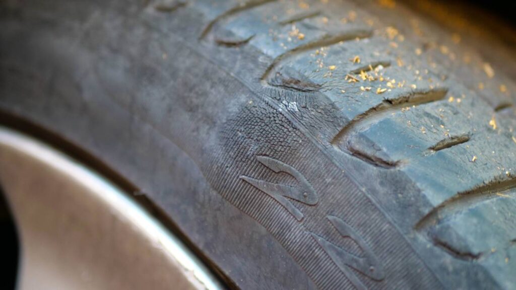 Pneu de carro gasto e careca