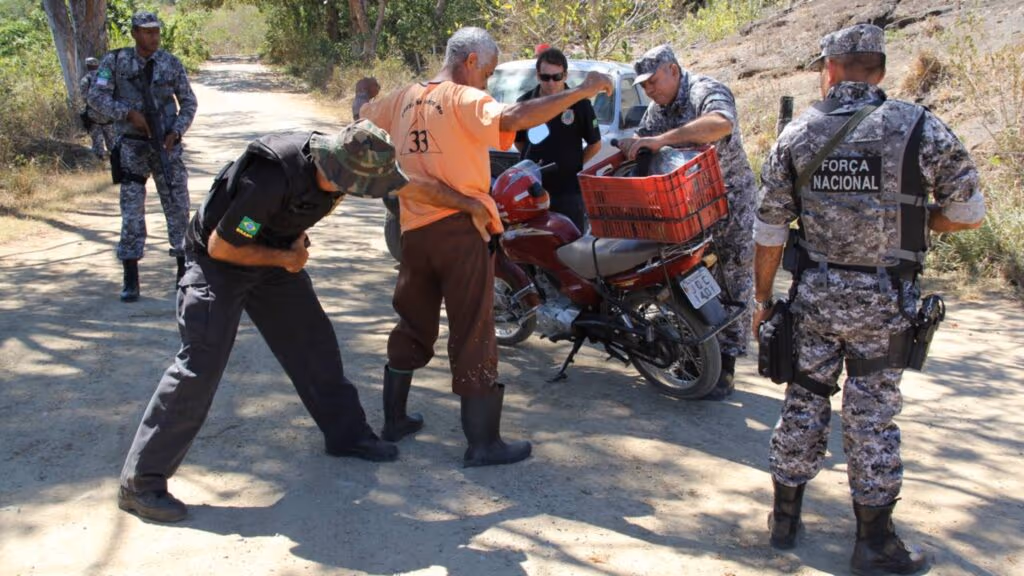Saiba quando a polícia pode fazer uma revista pessoal sem mandado de acordo com a lei atual