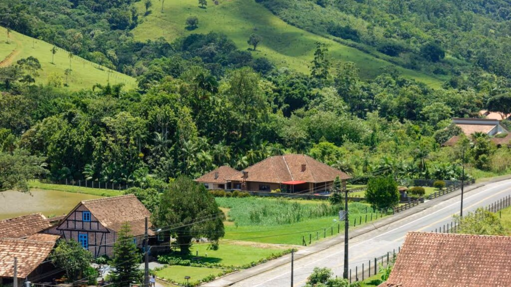 Cidade mais alemã do Brasil, eleita pela ONU como uma das melhores vilas turísticas do mundo, guarda casas centenárias que parecem cenário da Alemanha
