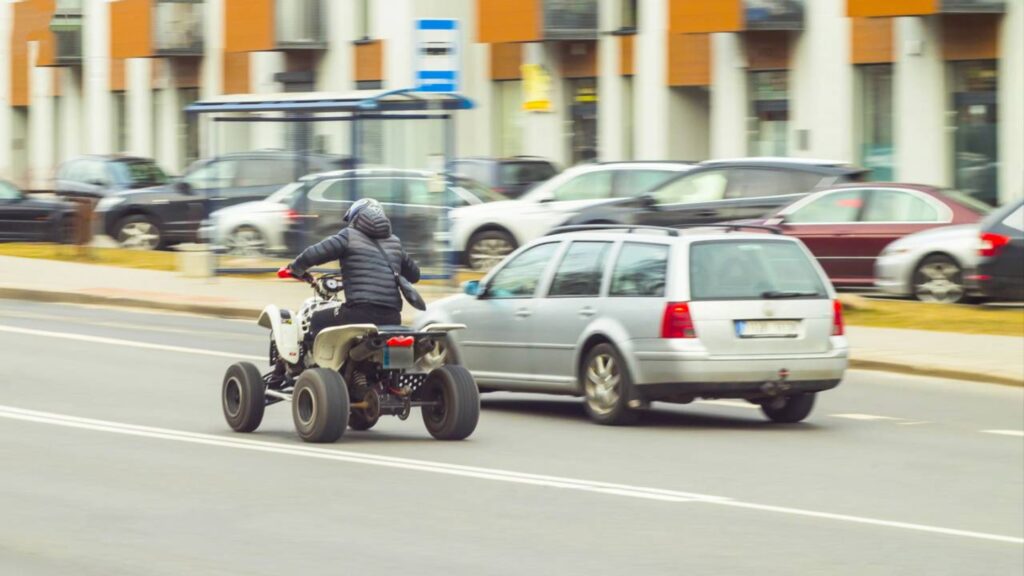 Quando é permitido ultrapassar uma bicicleta andando na faixa contínua