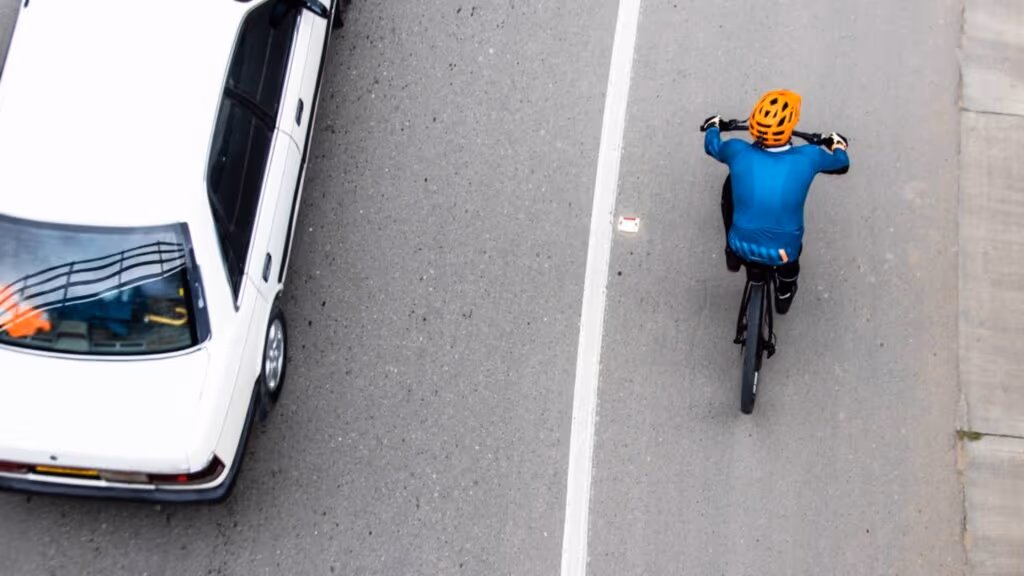 Quando é permitido ultrapassar uma bicicleta andando na faixa contínua?