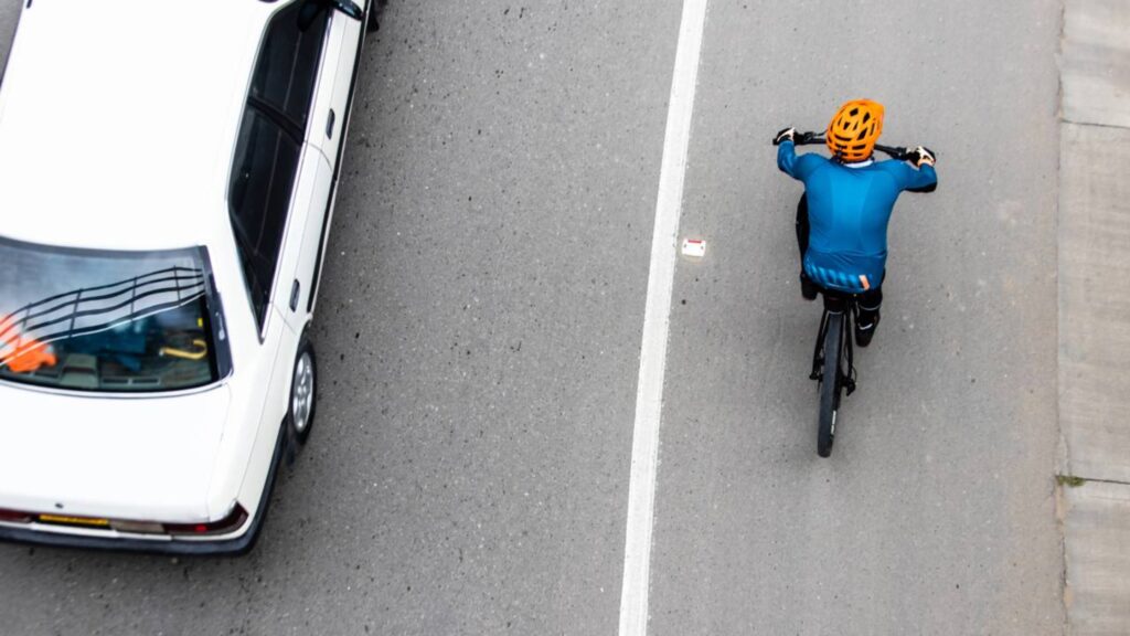Quando é permitido ultrapassar uma bicicleta andando na faixa continua