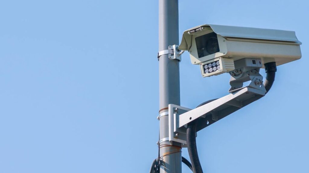 Radar de velocidade na via de trânsito