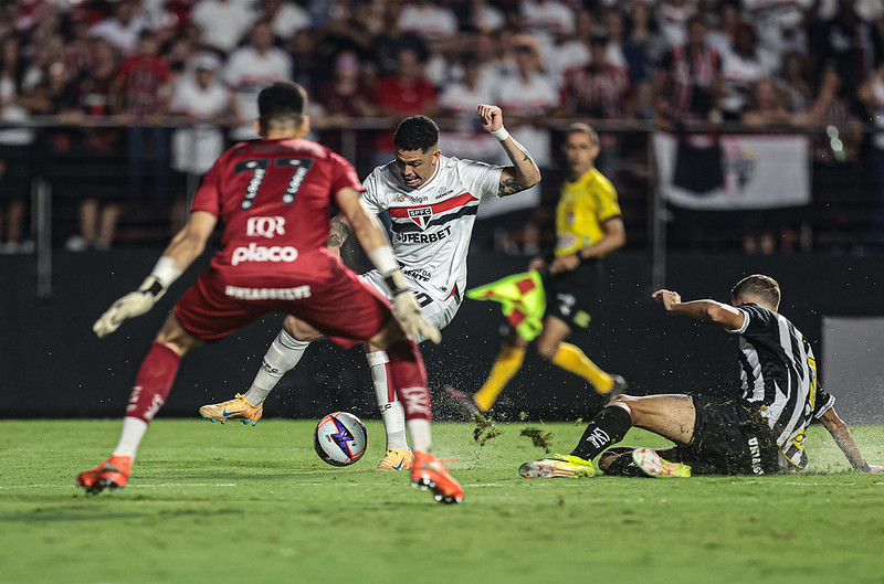 São Paulo passeia em cima do Santos, afasta a crise e Vojvoda balança