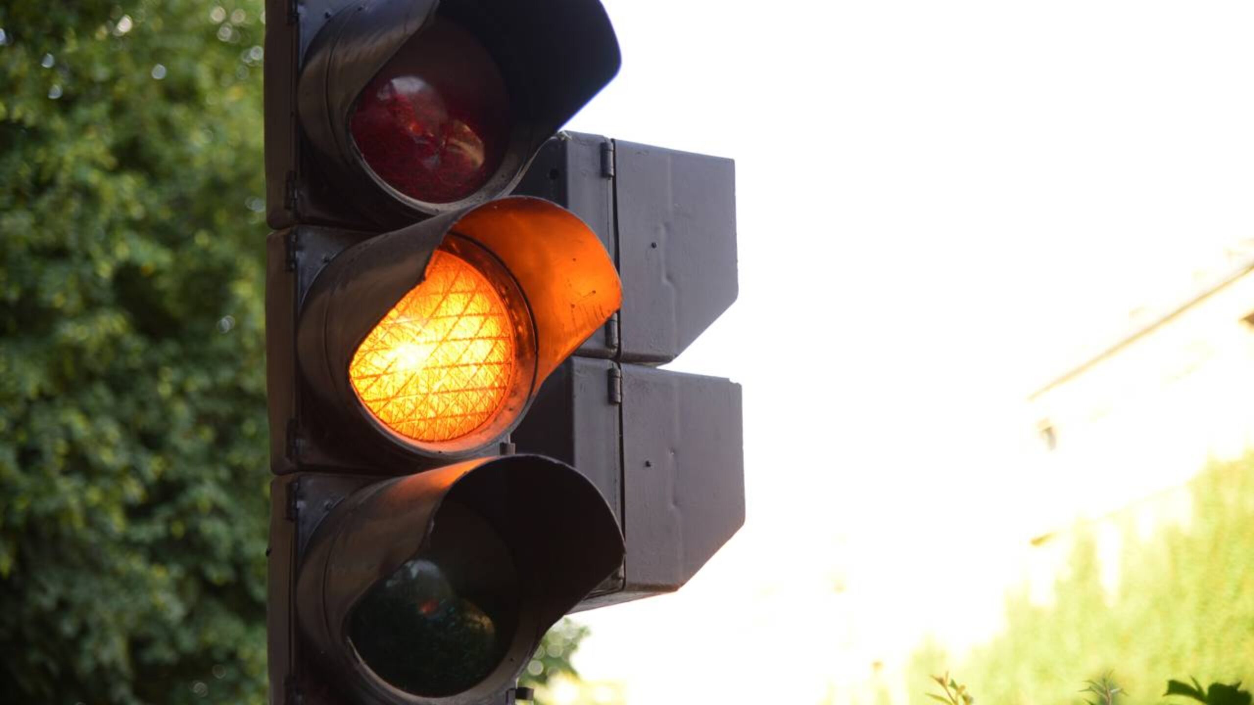 Avançar no amarelo pode dar multa? Entenda quando é infração