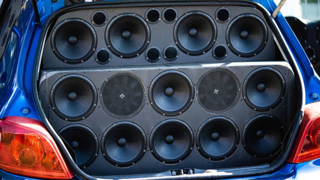 Som automotivo gigante em porta-malas de carro