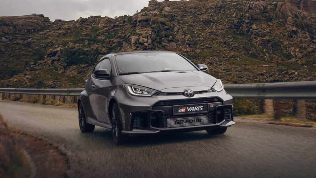 GR Yaris aposta em motor 1.6 turbo de três cilindros e 40,2 kgfm para agitar o Brasil em 2026