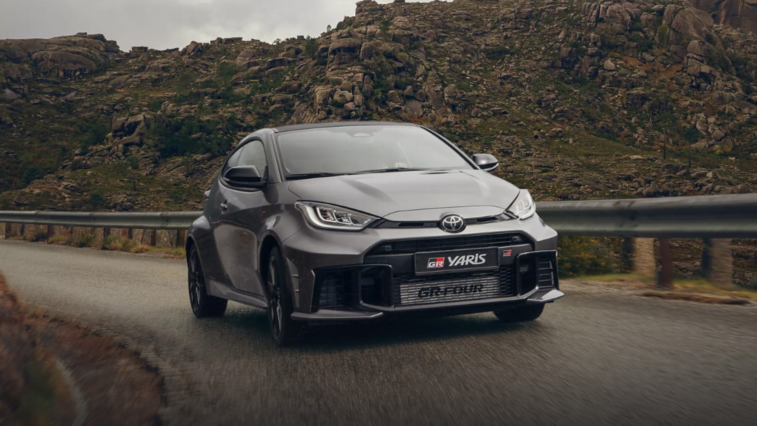 GR Yaris aposta em motor 1.6 turbo de três cilindros e 40,2 kgfm para agitar o Brasil em 2026